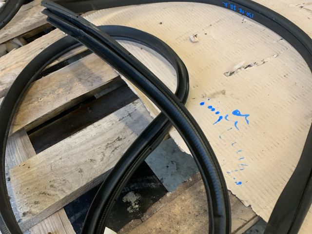 bontott HYUNDAI I30 Jobb első Gumikéder