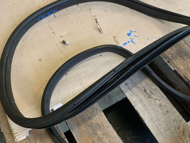 bontott HYUNDAI I30 Jobb első Gumikéder