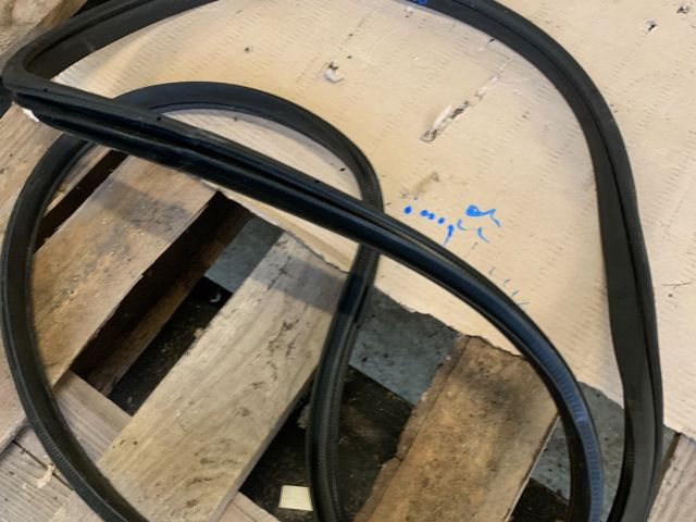 bontott HYUNDAI I30 Jobb első Gumikéder