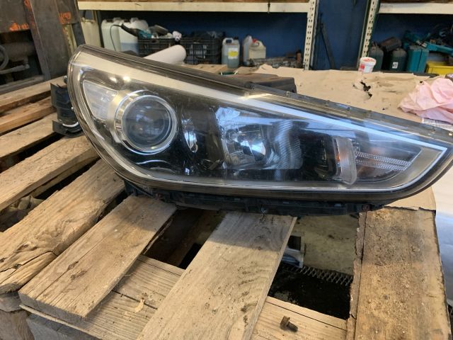 bontott HYUNDAI I30 Jobb Fényszóró