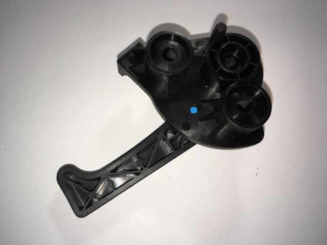 bontott HYUNDAI I30 Motorháztető Nyitó Kar / Gomb