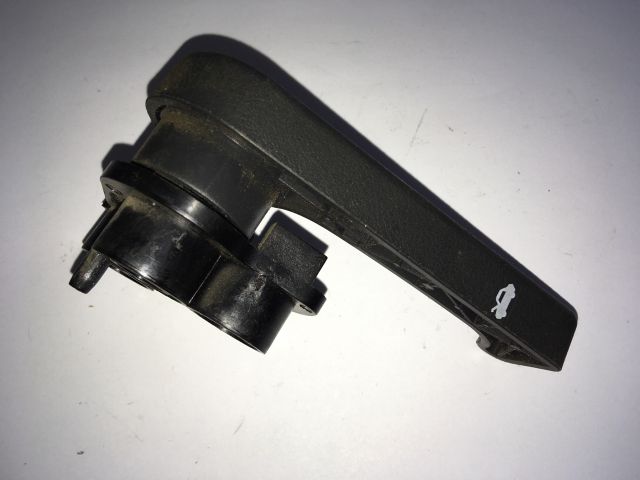 bontott HYUNDAI I30 Motorháztető Nyitó Kar / Gomb