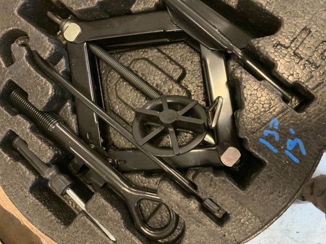 bontott HYUNDAI I30 Pótkerék Szerszámtartó