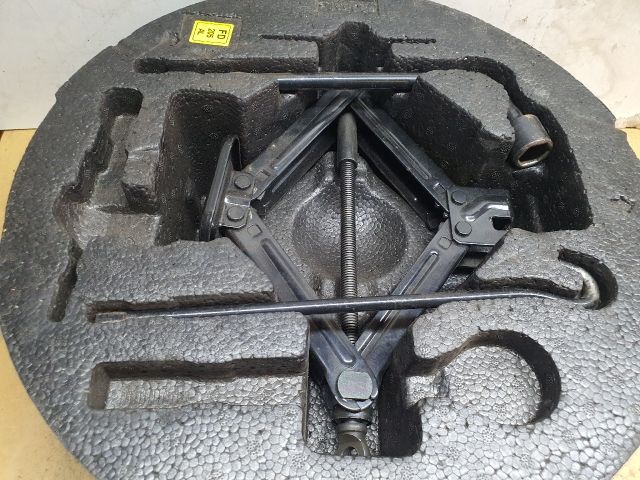 bontott HYUNDAI I30 Pótkerék Szerszámtartó