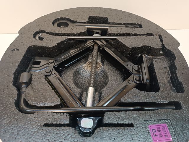 bontott HYUNDAI I30 Szerszámkészlet