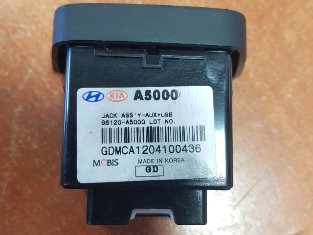 bontott HYUNDAI I30 USB Aljzat