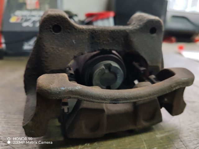 bontott HYUNDAI i40 Bal hátsó Féknyereg Munkahengerrel