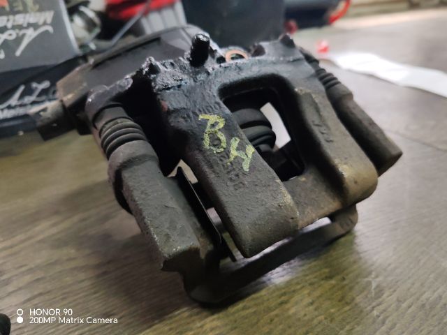 bontott HYUNDAI i40 Bal hátsó Féknyereg Munkahengerrel