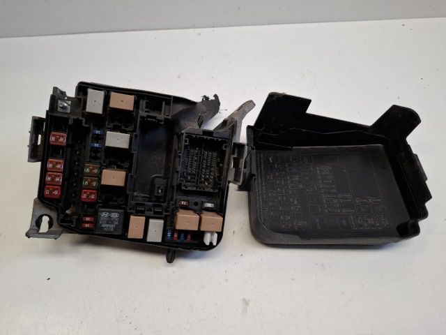 bontott HYUNDAI i40 Biztosítéktábla Motortér