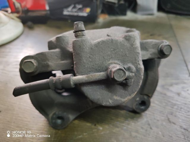 bontott HYUNDAI i40 Jobb első Féknyereg Munkahengerrel