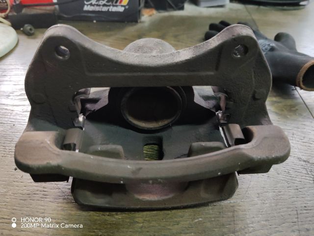 bontott HYUNDAI i40 Jobb első Féknyereg Munkahengerrel