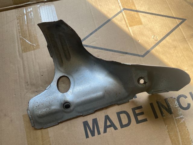 bontott HYUNDAI i40 Leömlő Hővédő Lemez