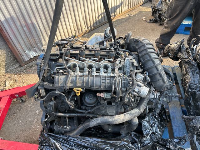 bontott HYUNDAI i40 Motor (Fűzött blokk hengerfejjel)