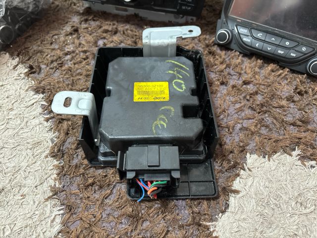 bontott HYUNDAI i40 Akkumulátor Vezérlő Panel