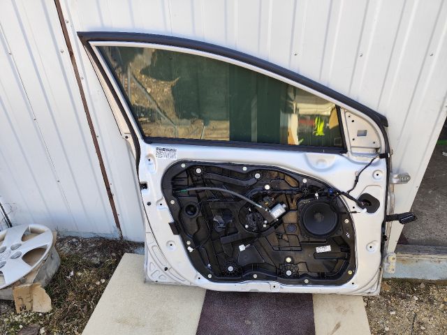 bontott HYUNDAI i40 Bal első Ajtó (Részeivel)