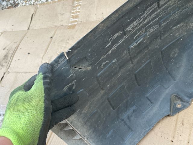 bontott HYUNDAI i40 Bal első Dobbetét (Kerékjárati, Műanyag)