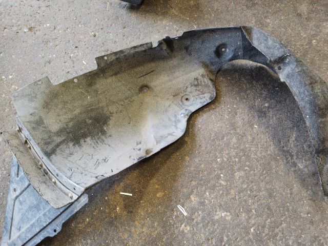 bontott HYUNDAI i40 Bal első Dobbetét (Kerékjárati, Műanyag)