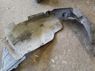 bontott HYUNDAI i40 Bal első Dobbetét (Kerékjárati, Műanyag)