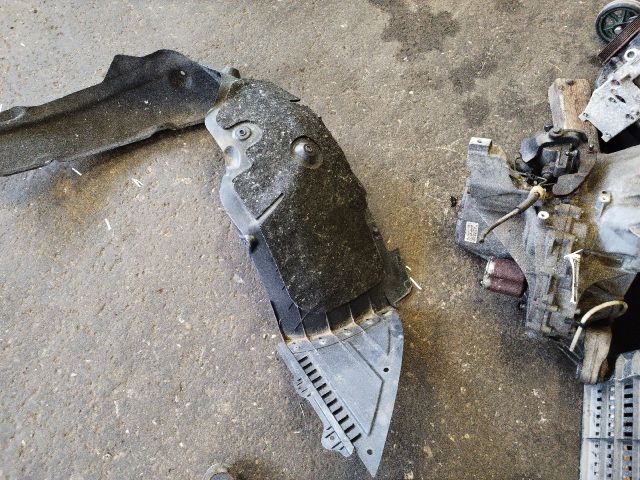 bontott HYUNDAI i40 Bal első Dobbetét (Kerékjárati, Műanyag)