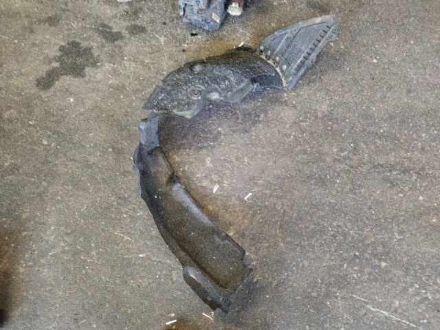 bontott HYUNDAI i40 Bal első Dobbetét (Kerékjárati, Műanyag)