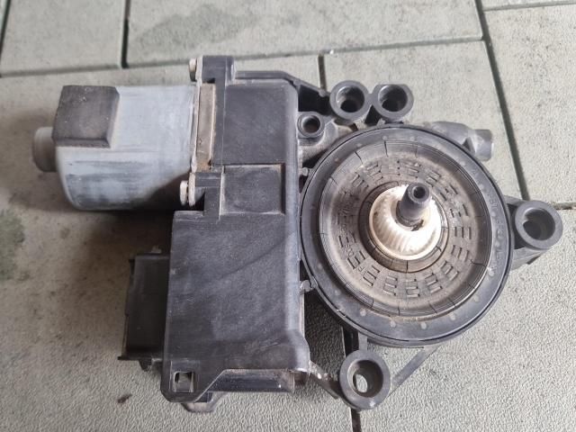 bontott HYUNDAI i40 Bal hátsó Ablakemelő Motor