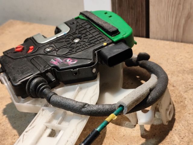 bontott HYUNDAI i40 Bal hátsó Ajtózár