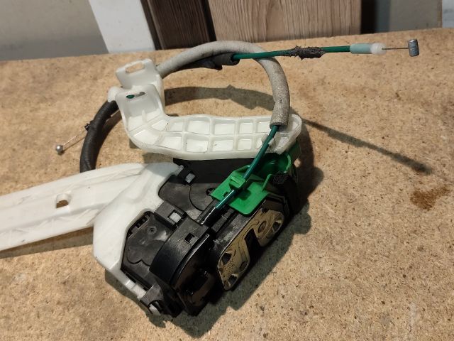 bontott HYUNDAI i40 Bal hátsó Ajtózár