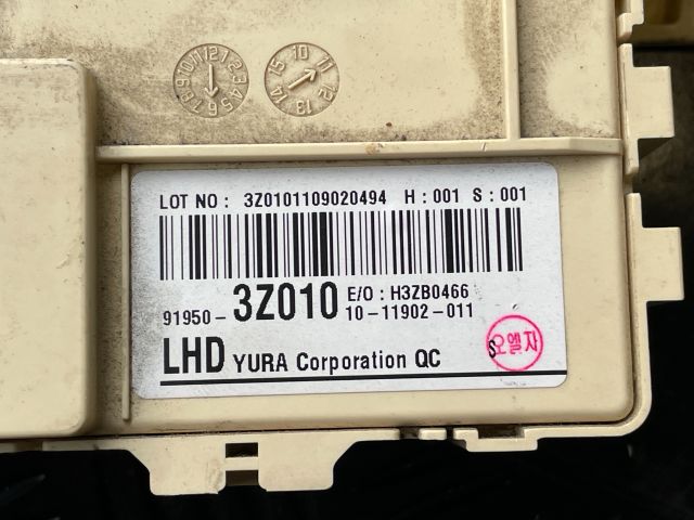 bontott HYUNDAI i40 Biztosítéktábla Utastér