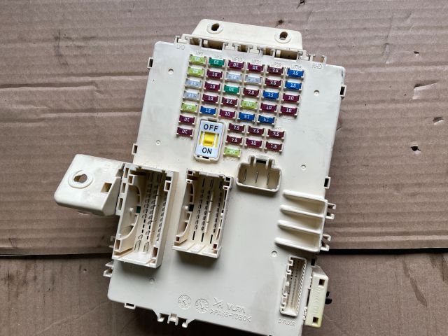 bontott HYUNDAI i40 Biztosítéktábla Utastér