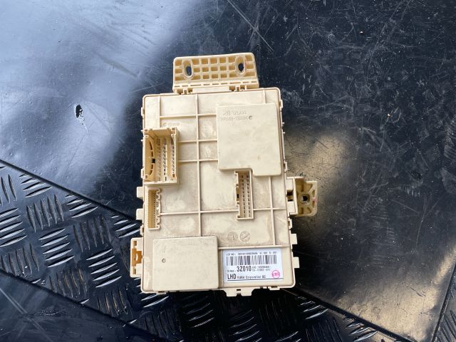 bontott HYUNDAI i40 Biztosítéktábla Utastér