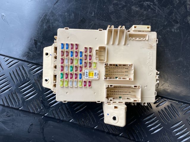 bontott HYUNDAI i40 Biztosítéktábla Utastér