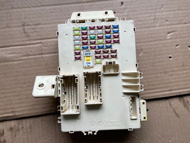 bontott HYUNDAI i40 Biztosítéktábla Utastér