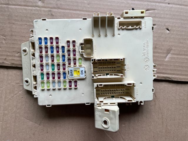 bontott HYUNDAI i40 Biztosítéktábla Utastér