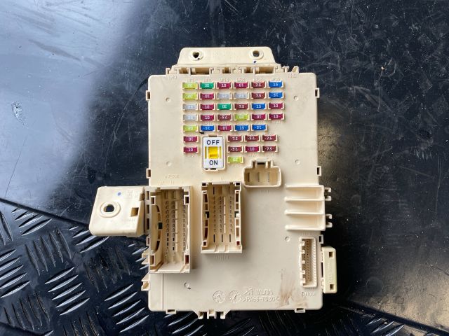 bontott HYUNDAI i40 Biztosítéktábla Utastér