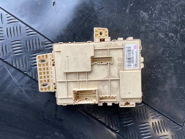 bontott HYUNDAI i40 Biztosítéktábla Utastér