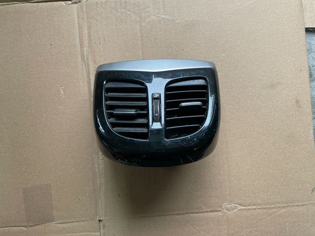 bontott HYUNDAI i40 Hátsó középső Szellőző