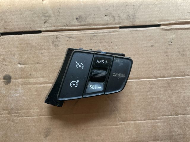 bontott HYUNDAI i40 Jobb Multikormány Kapcsoló