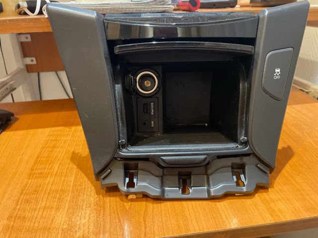 bontott HYUNDAI i40 Középkonzol Keret