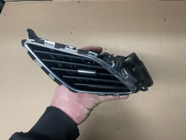 bontott HYUNDAI i40 Középső Bal Szellőző