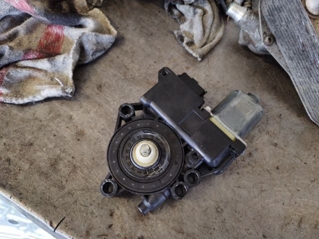 bontott HYUNDAI ix20 Bal első Ablakemelő Motor