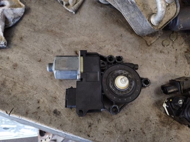 bontott HYUNDAI ix20 Bal első Ablakemelő Motor