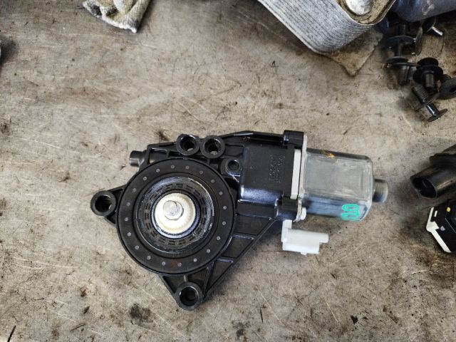 bontott HYUNDAI ix20 Bal hátsó Ablakemelő Motor