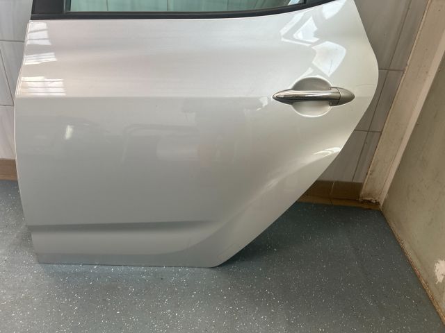 bontott HYUNDAI ix20 Bal hátsó Ajtó (Részeivel)