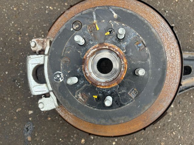 bontott HYUNDAI ix35 Bal hátsó Kerékagy