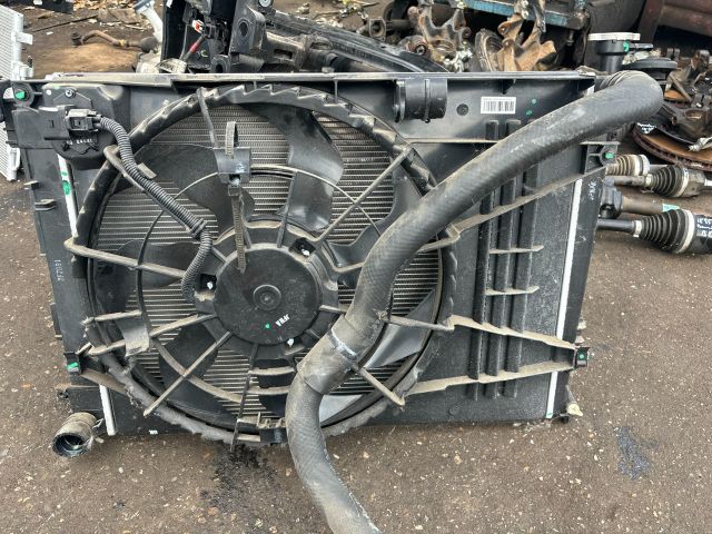 bontott HYUNDAI ix35 Vízhűtő Radiátor (Klímás)