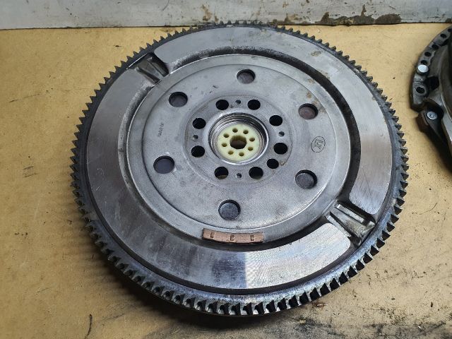 bontott HYUNDAI ix35 Kuplung Szett Lendkerékkel