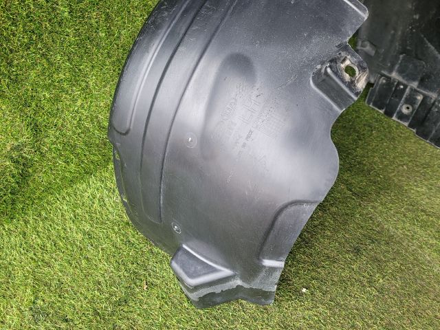 bontott HYUNDAI ix35 Bal első Dobbetét (Kerékjárati, Műanyag)