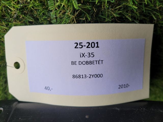 bontott HYUNDAI ix35 Bal első Dobbetét (Kerékjárati, Műanyag)