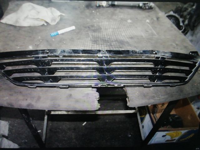 bontott HYUNDAI ix35 Első Lökhárító Alsó Középső Díszrács