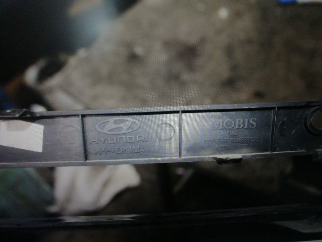 bontott HYUNDAI ix35 Első Lökhárító Alsó Középső Díszrács